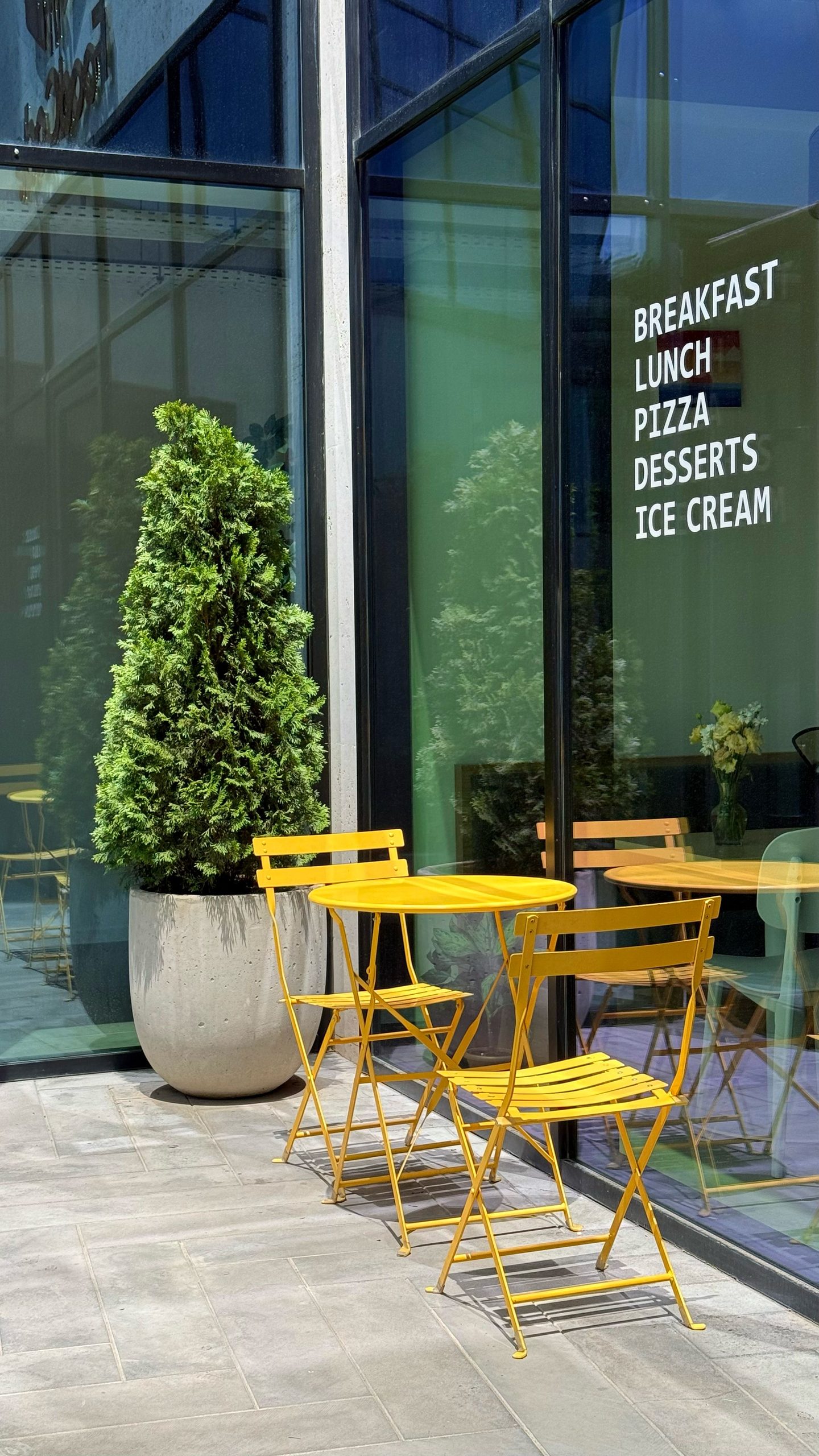 Café, petit-déjeuner et déjeuner en terrasse